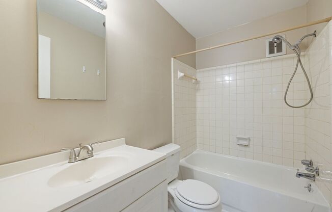 1 bed, 1 bath, $1,095, Unit B12