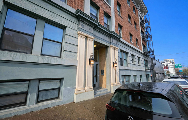 $500 Move-In Credit! Bright Studio Apartment with Hardwood Floors & Natural Light!