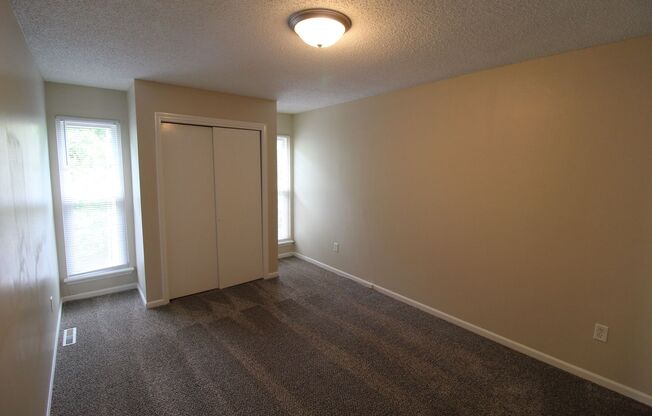 2 beds, 1.5 baths, $1,400, Unit 101 N SAXONY DR.