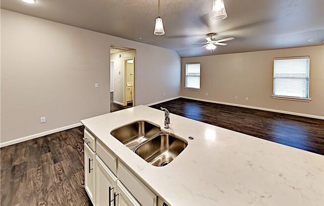 2 Bedroom 2 Bath 2 Car Garage Duplex - Great location close to the Broadway Extension and 8 minutes from downtown OKC