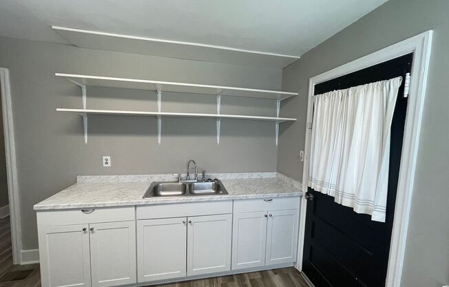 2 beds, 1 bath, $1,250, Unit 3932 Montgomery