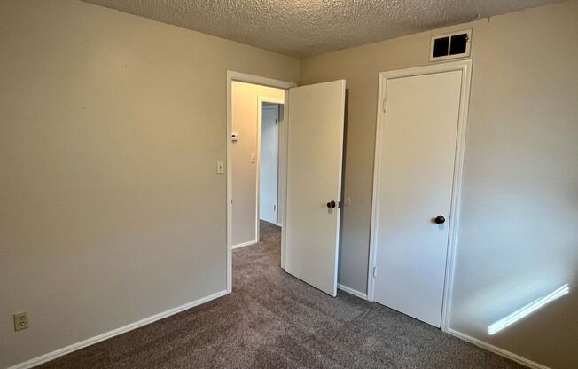 3 beds, 1 bath, $1,095