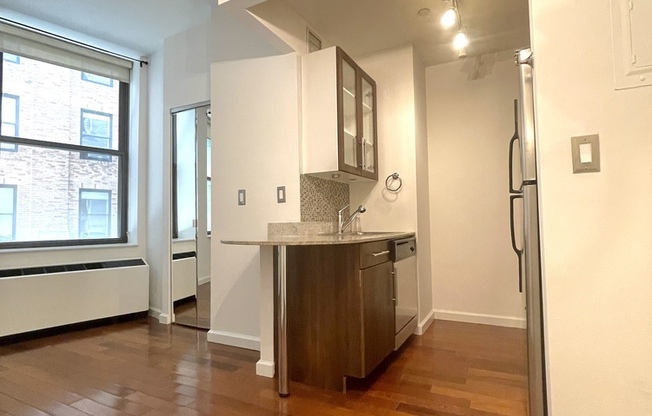 Studio, 1 bath, 370 sqft, $3,300, Unit 406