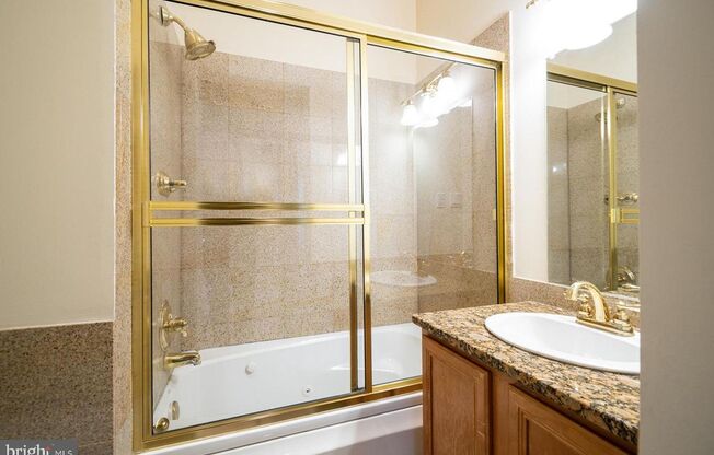 2 beds, 2 baths, 988 sqft, $2,100, Unit 215