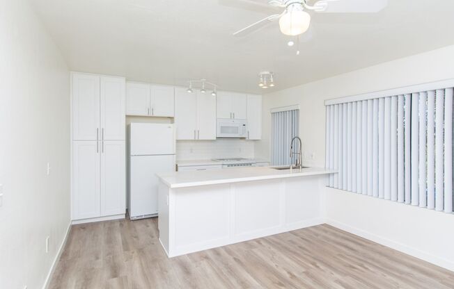 On Sail Bay in Pacific Beach! Updated 2 Bedroom / 2 Bath Condominium REDUCED DEPOSIT $2000!