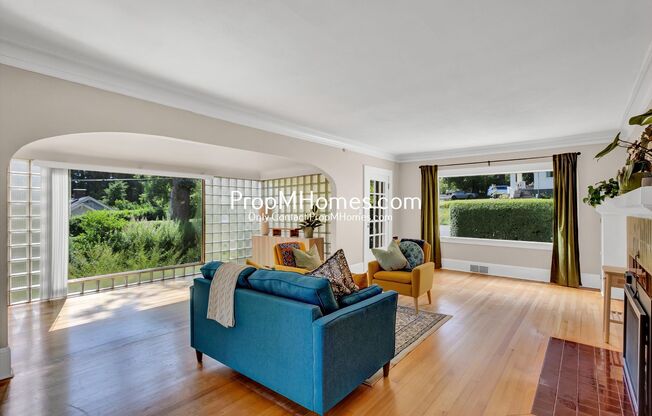 Stunning Four Bedroom Home Near Multnomah Village!