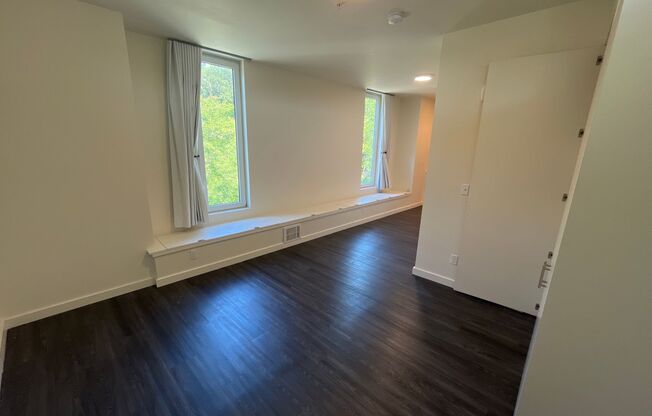 Studio, 1 bath, 551 sqft, $1,275, Unit 409