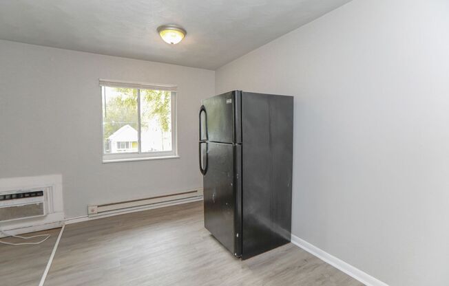 2 beds, 1 bath, $1,100, Unit 2