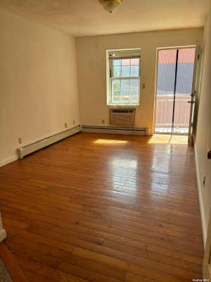 2 beds, 1 bath, $2,350, Unit 4I