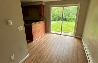 3 beds, 1 bath, $1,400, Unit 18