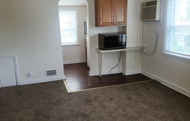 1 bed, 1 bath, $1,100, Unit Unit 2