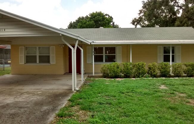 Three bedroom two bathroom in Auburndale