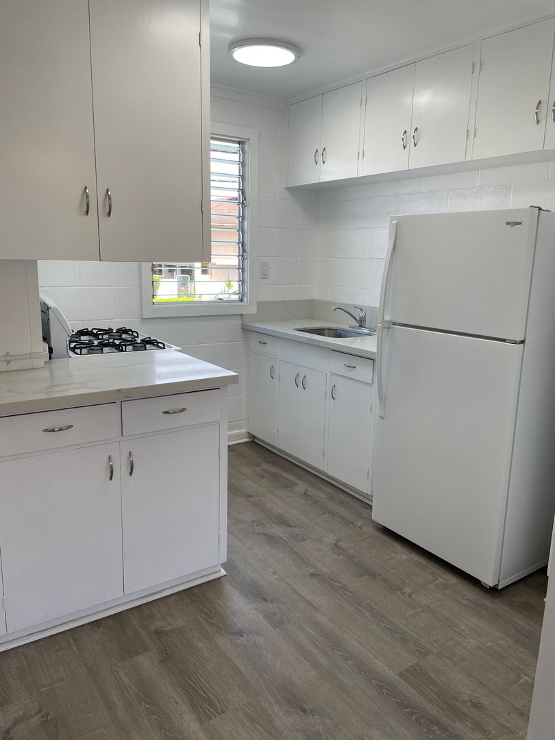 Moiliili - Hausten St - 2 Bdrm/1 Bath/No Prkg - $1475