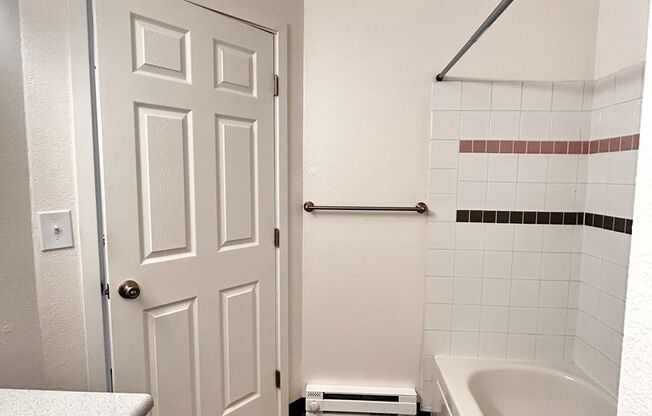 1 bed, 1 bath, 660 sqft, $1,075, Unit H - 037