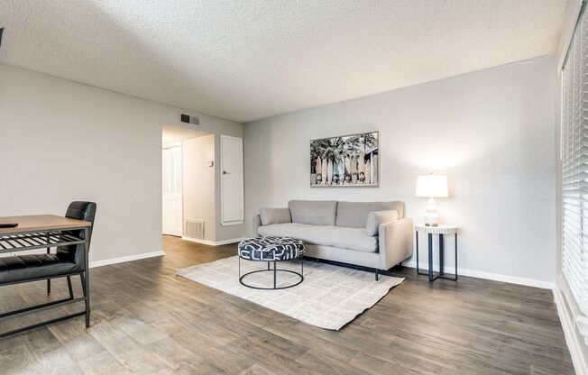 1 bed, 1 bath, 800 sqft, $899