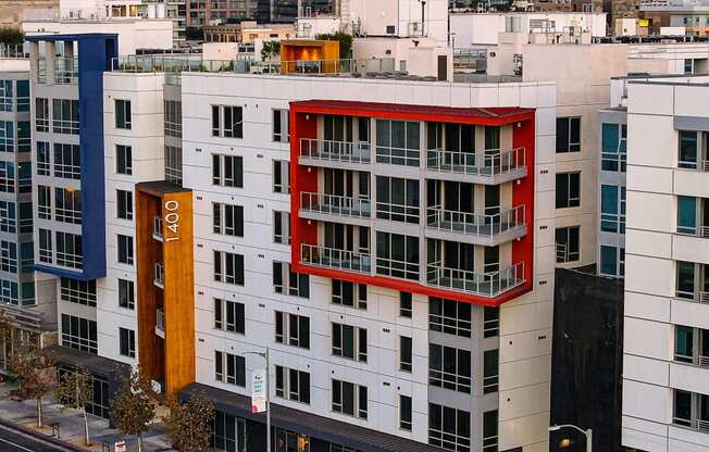 a view of an apartment building in a city