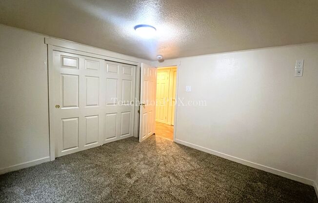 3 beds, 1 bath, $2,195, Unit # #B