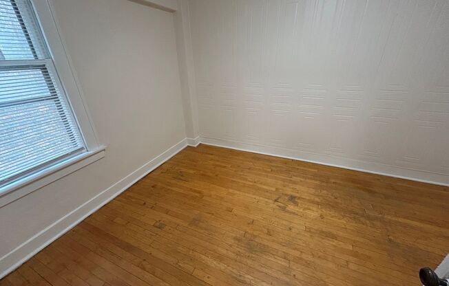 1 bed, 1 bath, $995, Unit 33