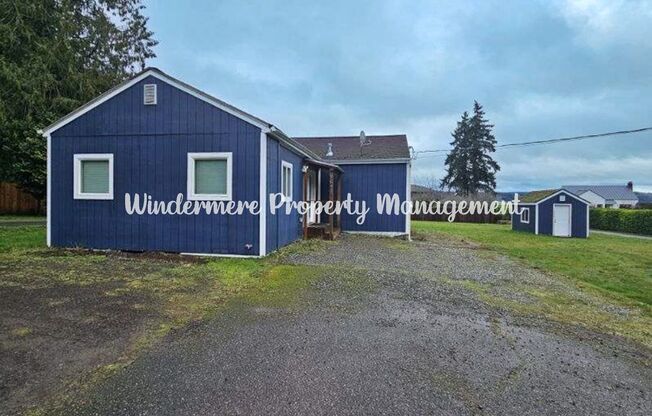 *AVAILABLE NOW!* Conveniently located 2 bed with loft in Central Kitsap, Large yard