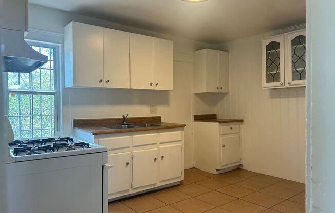 1 bed, 1 bath, 650 sqft, $1,700, Unit 5518 1/2