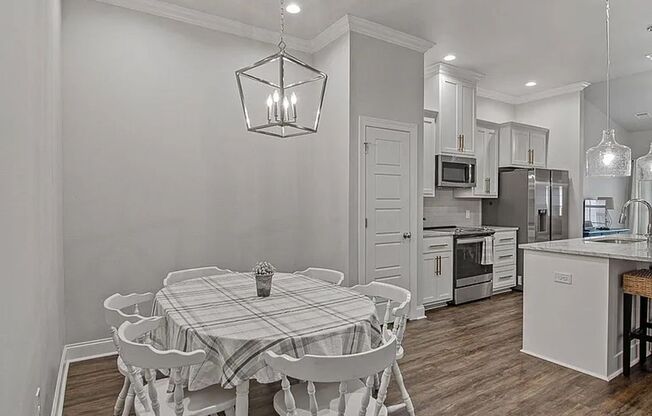 Elegant Furnished Townhouse in StoneLake Village – Stylish 3BR/2BA with Garage & Patio