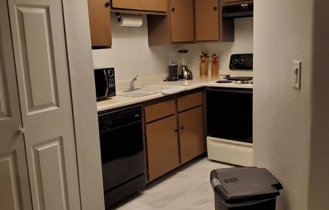 Cozy 2 Bedroom Townhome in the Northwest!