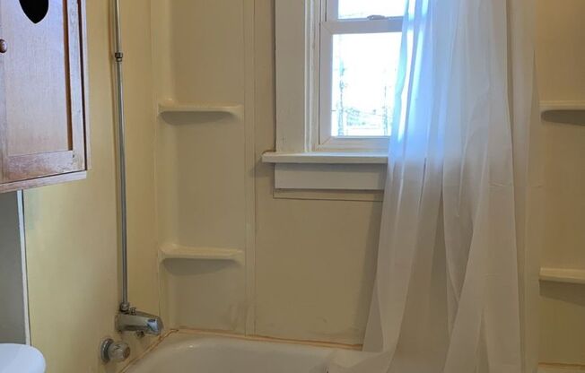 Studio, 1 bath, 400 sqft, $415, Unit 5