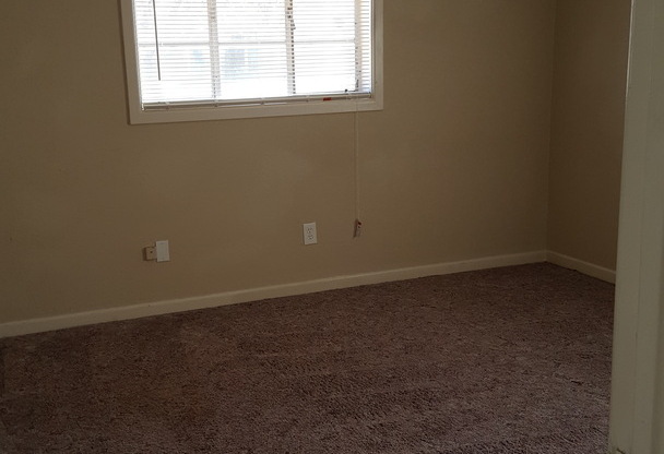 Located in Paramount!!! 3/2/1  half off 1st months rent