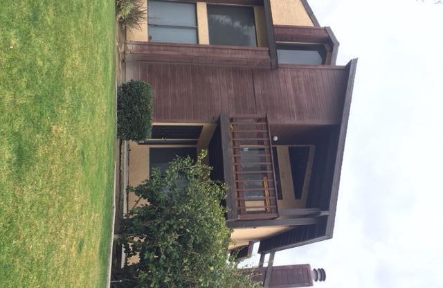 Beautiful 2 Bedroom Townhouse in Bakersfield!