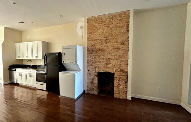 1 bed, 1 bath, 712 sqft, $1,350