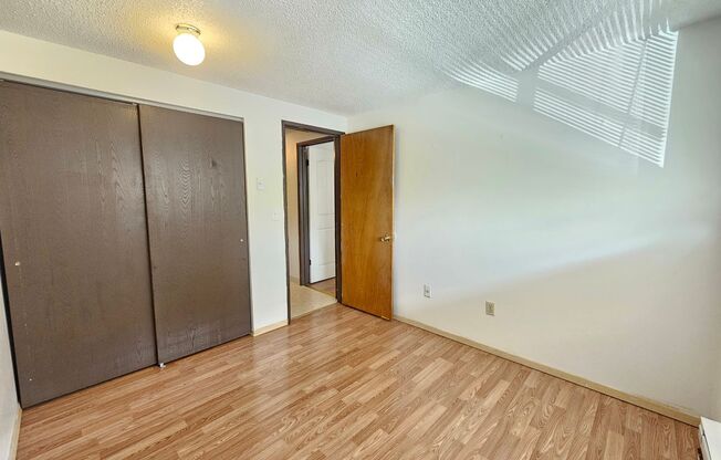2 beds, 1 bath, 594 sqft, $1,095, Unit 32