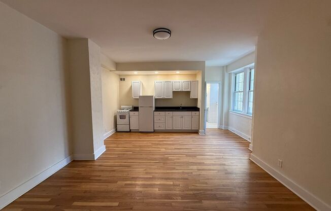 Studio, 1 bath, 294 sqft, $1,250, Unit New King Edward 8A4