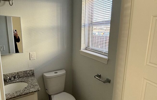 Studio, 1 bath, $785, Unit 942 W Holly Apt 3