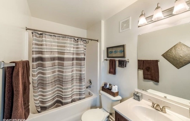 Large Soaking Tub In Bathroom at Brittany Commons Apartments, Virginia, 22553