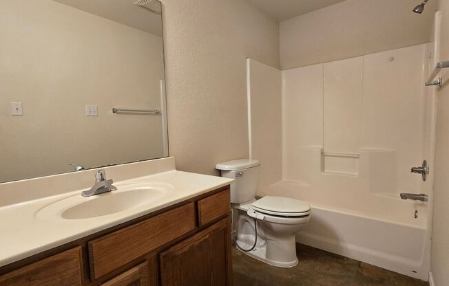 3 beds, 2 baths, $1,200, Unit 4009 Cambridge Drive - Unit B