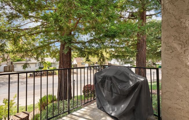 Beautiful Sawmill Commons Condo!
