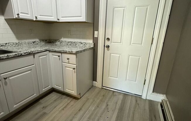 2 beds, 1 bath, $1,300, Unit 3S