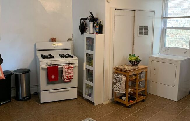 2 beds, 1 bath, $1,400, Unit 2