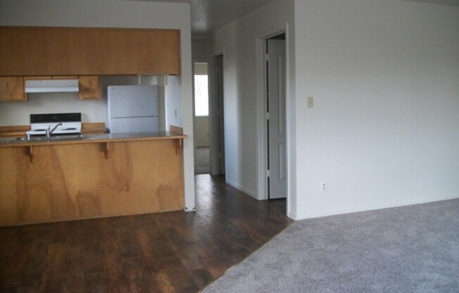 2 beds, 1 bath, 903 sqft, $1,100, Unit D