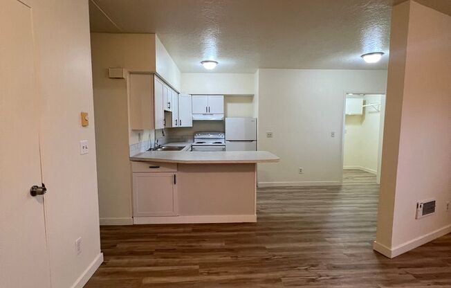 2 beds, 1 bath, $925, Unit 5033 Hawthorne # 6