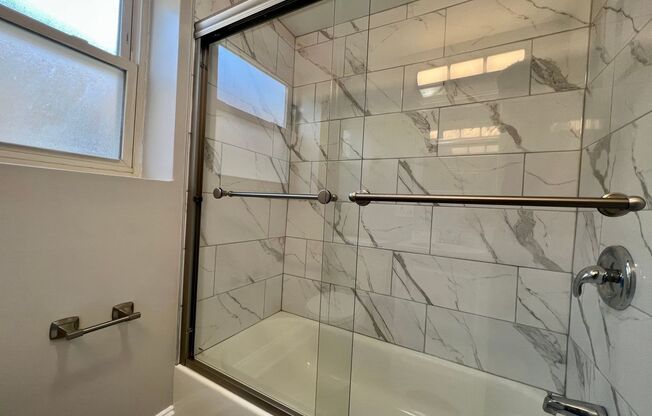 6015-23 N. Fairfield