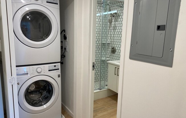 1 bed, 1 bath, 735 sqft, $4,000, Unit 25R