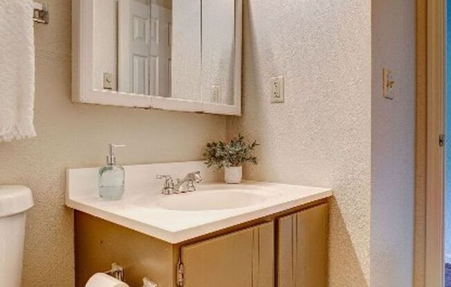 2 beds, 1 bath, 740 sqft, $1,499, Unit 814 - Unit 103