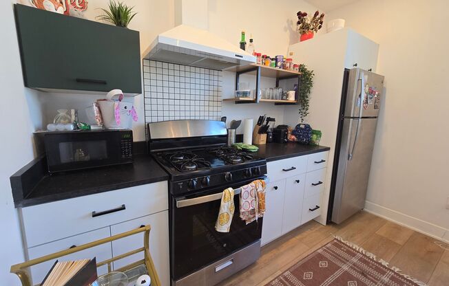 Bright 1 bedroom available December 10