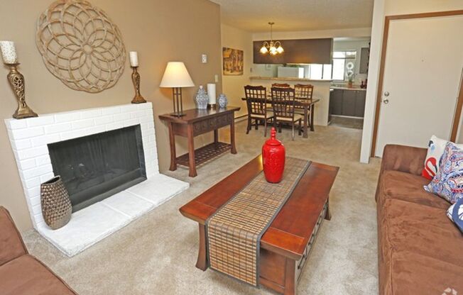 2 beds, 1 bath, 895 sqft, $1,679, Unit E101