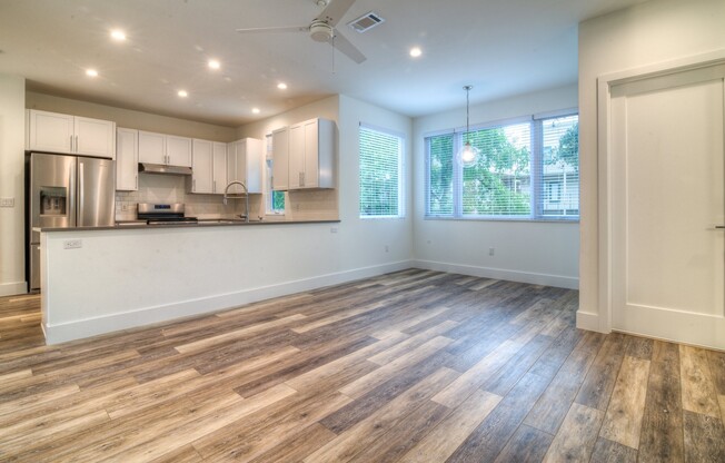 UT PRE-LEASE: Constructed August 2018, Luxury North Campus 3 bed / 3 bath home