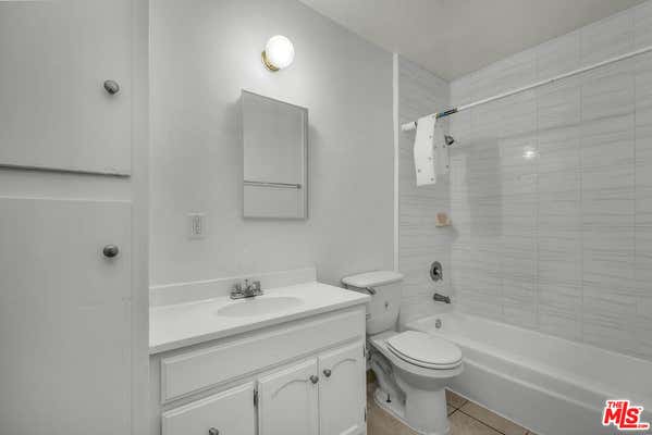 1087 W 39 ST