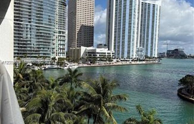 2 beds, 2 baths, 1,325 sqft, $5,000, Unit 465 Brickell Ave # 619