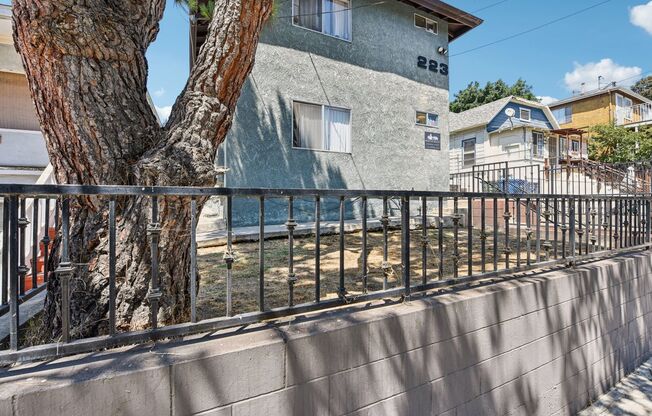 223 N MOUNTAIN VIEW AVE