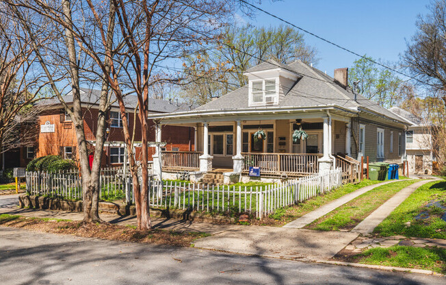 906 GREENWOOD AVE NE